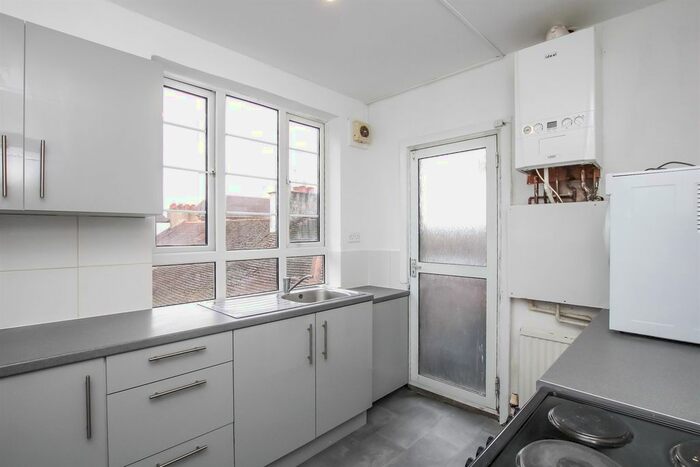 1 Bedroom Flat To Rent In Crest Court, The Crest, Hendon, NW4