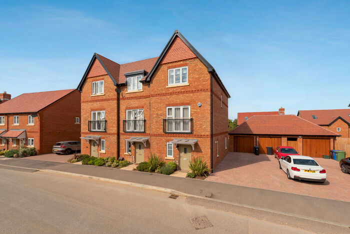 4 Bedroom Town House To Rent In Aspen Road, High Wycombe, HP10