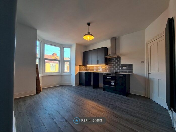 2 Bedroom Flat To Rent In Montague Road, Portsmouth, PO2