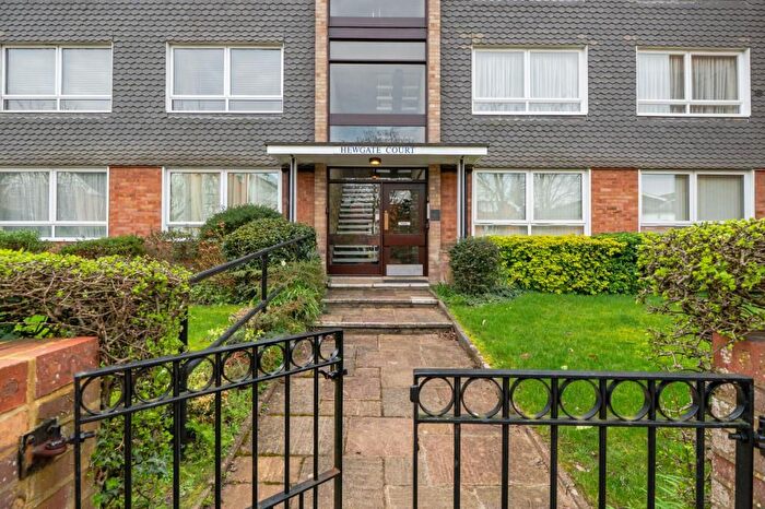 2 Bedroom Flat For Sale In Hewgate Court, Henley-On-Thames, RG9