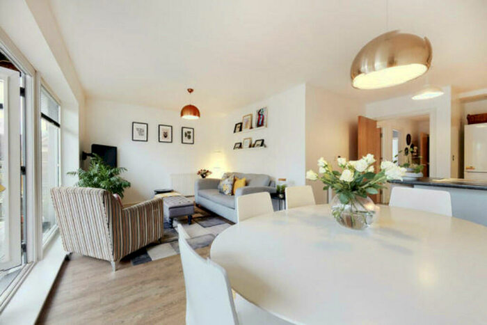 2 Bedroom Apartment To Rent In Tottenham Lane, Crouch End, London, N8