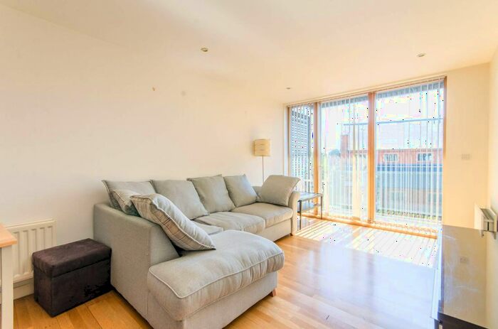 2 Bedroom Flat For Sale In High Road, Wood Green, London, N22