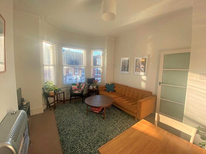 2 Bedroom Flat To Rent In Kestrel Avenue, Herne Hill, London, SE24