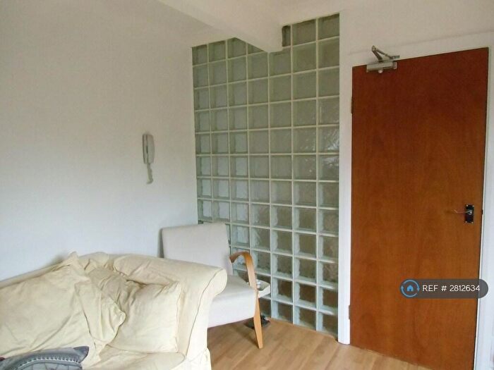 2 Bedroom Flat To Rent In Hawthornden, Manchester, M20