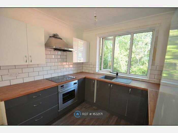 3 Bedroom Flat To Rent In Branksome Wood Road, Poole, BH12