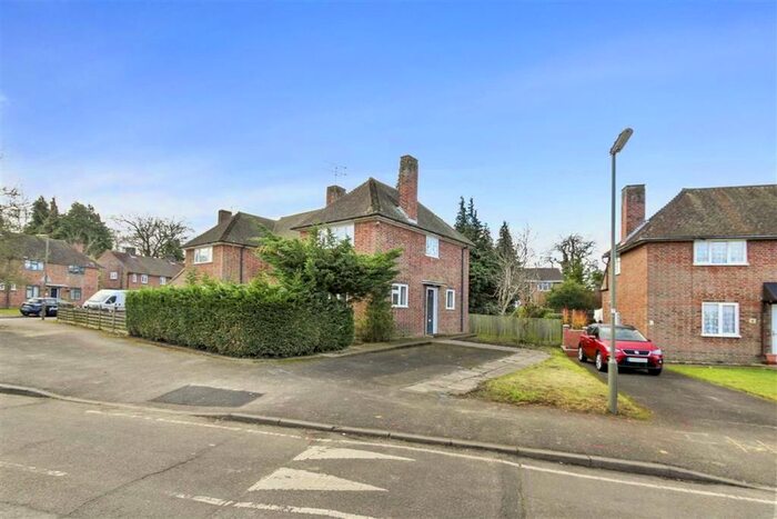 3 Bedroom Property To Rent In Tringham Close, Chertsey, KT16