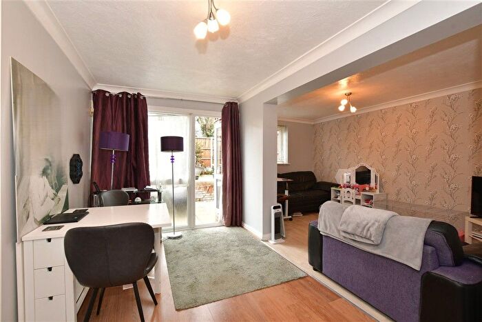 2 Bedroom Flat For Sale In Calvert Drive, Basildon, Essex, SS13