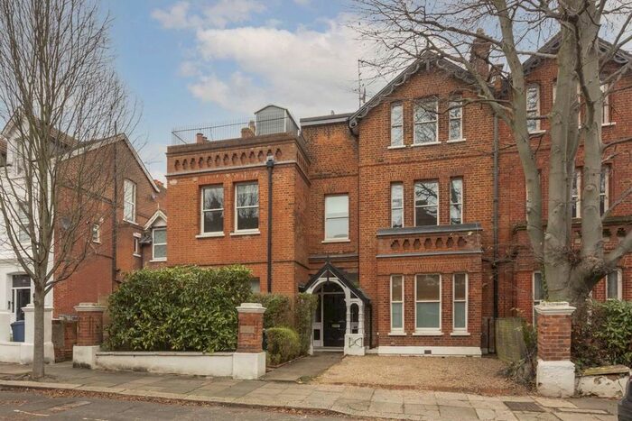 2 Bedroom Flat To Rent In Avenue Gardens, London W3