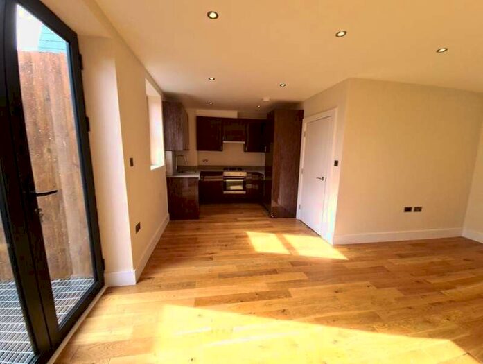 2 Bedroom Property To Rent In High Street South 11 High Street South, LU6