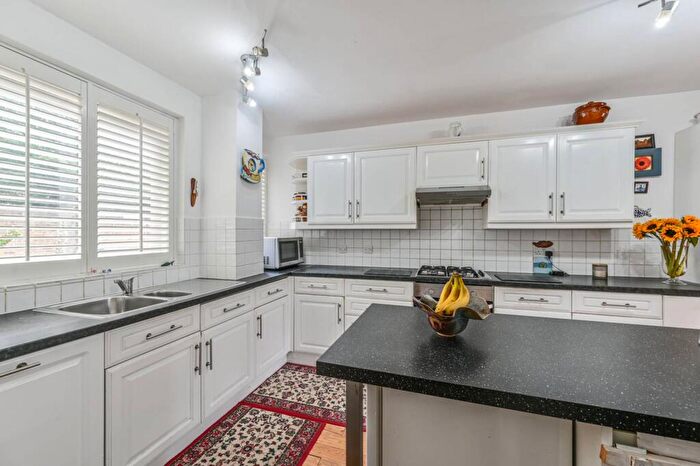 3 Bedroom Flat To Rent In Culvert Road, Battersea, London, SW11