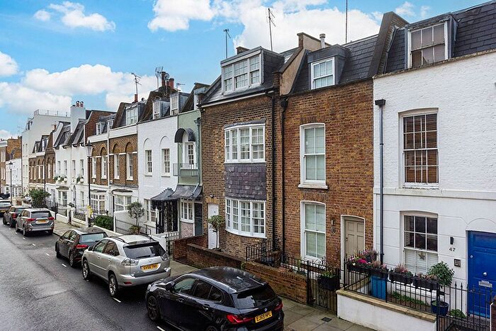 3 Bedroom Flat To Rent In Peel Street, Hillgate Village, London, W8