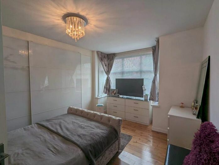 5 Bedroom Semi-Detached House To Rent In Milton Avenue, Barnet, EN5