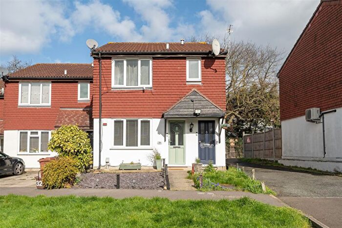 1 Bedroom Maisonette For Sale In Stapleford Close, Chingford, E4