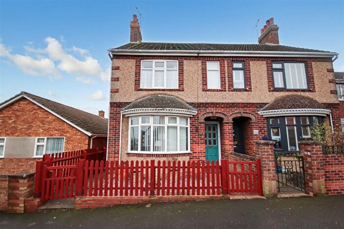 3 Bedroom Semi-detached House For Sale In Palm Road, Rushden, NN10