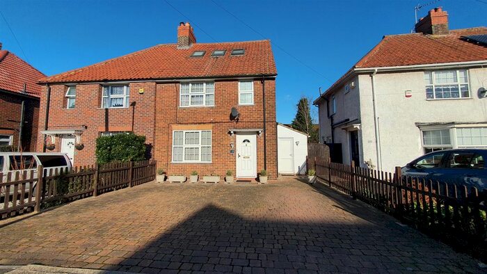 5 Bedroom Semi-Detached House To Rent In Halsway, Hayes, UB3