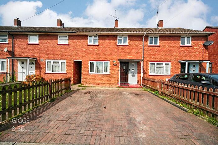 2 Bedroom Terraced House For Sale In Wycliffe Close, Luton, Bedfordshire, LU3