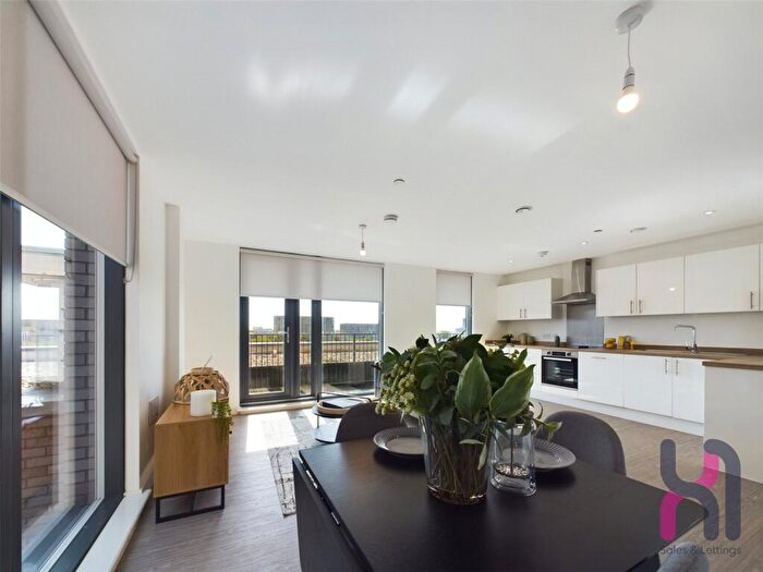 2 Bedroom Flat To Rent In The Landmark, Oldfield Road, Salford, M5