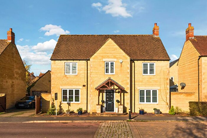 4 Bedroom Detached House For Sale In Trefoil Way, Carterton, Oxfordshire, OX18