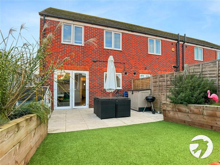 3 Bedroom End Of Terrace House For Sale In Ellingham View, Dartford, Kent, DA1