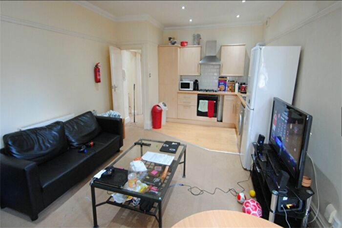 2 Bedroom Flat To Rent In Bedroom Second Floor Flat In Meyrick Park, BH3