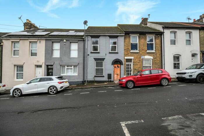 2 Bedroom Flat To Rent In Pagitt Street, Chatham, ME4