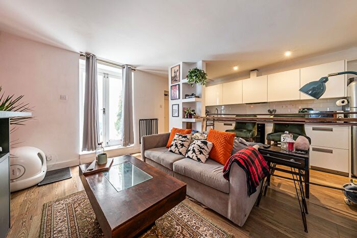 2 Bedroom Flat For Sale In Dawes Road, London, SW6