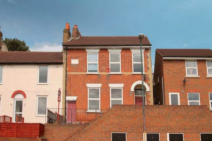 2 Bedroom Flat To Rent In Luton Road, Chatham, ME4