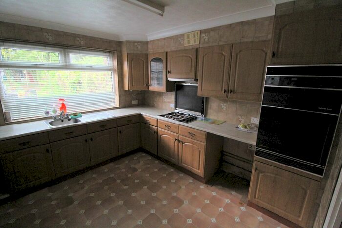 3 Bedroom Detached Bungalow To Rent In Pole Hill Road, Hillingdon, UB10