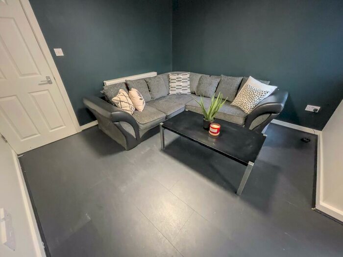 2 Bedroom House To Rent In Empress Road, L7