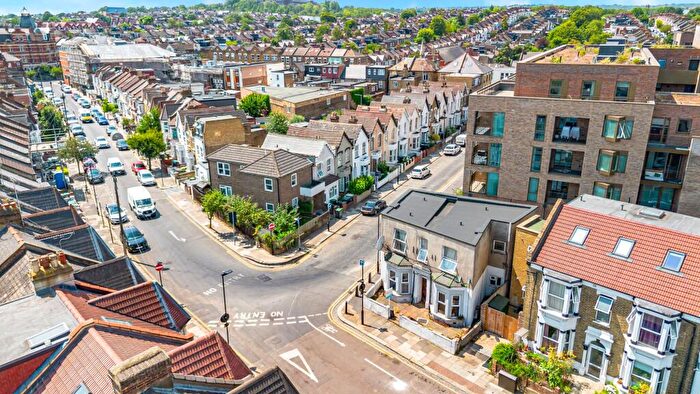 2 Bedroom Flat For Sale In Harringay Road, London, N15