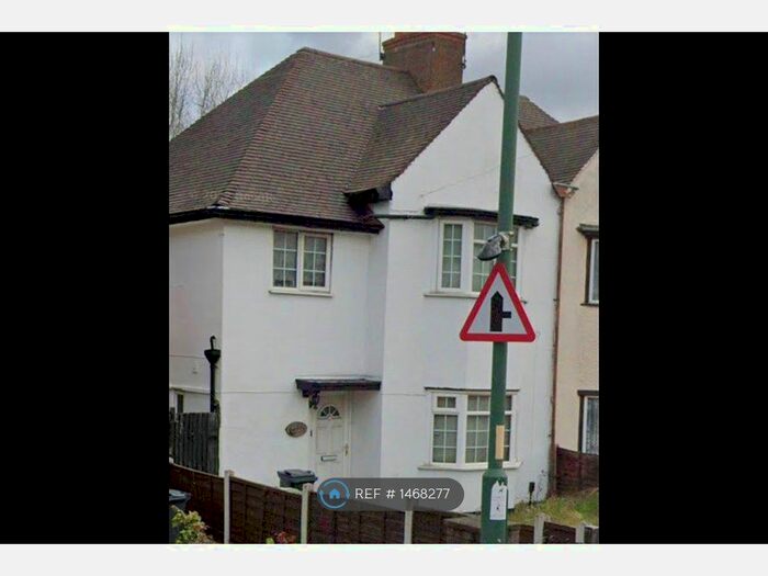 3 Bedroom Semi-Detached House To Rent In Bloxwich Road, Walsall, WS2
