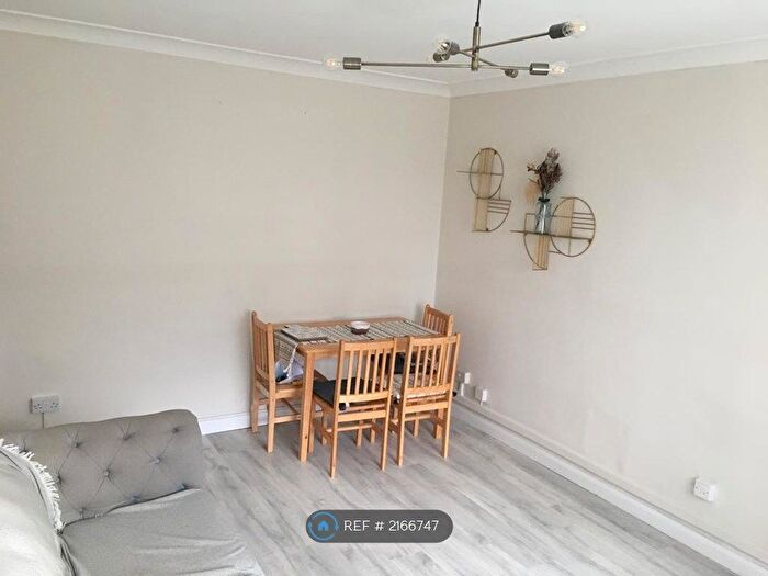 2 Bedroom Flat To Rent In Hayter Road, London, SW2