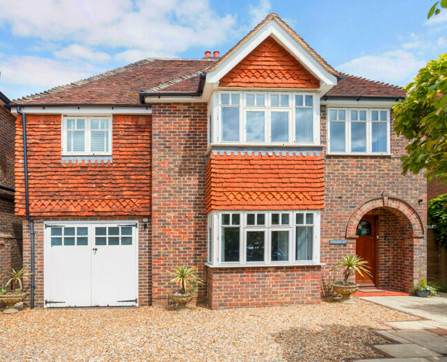 5 Bedroom Detached House For Sale In New Park Road Cranleigh, Surrey, GU6
