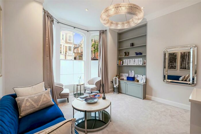 2 Bedroom Apartment To Rent In Coleherne Road, Earls Court, SW10