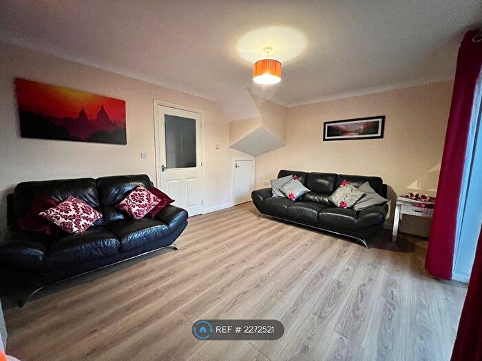 3 Bedroom Semi-Detached House To Rent In Ashleigh Vale, Barnsley, S70