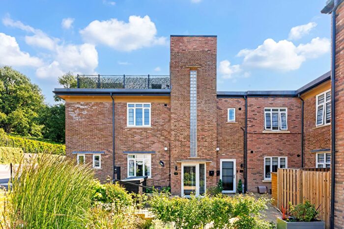 3 Bedroom Detached House For Sale In John Martin Gardens, Stonehouse, GL10