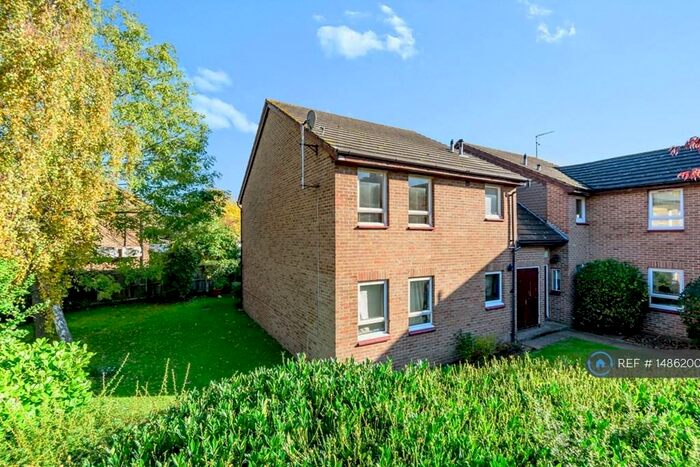 Studio To Rent In Westcott Road, London, SE17