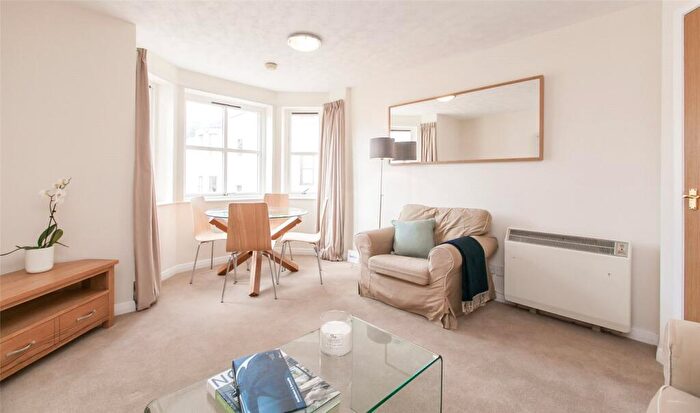 2 Bedroom Flat To Rent In St Leonards Lane, Edinburgh, EH8