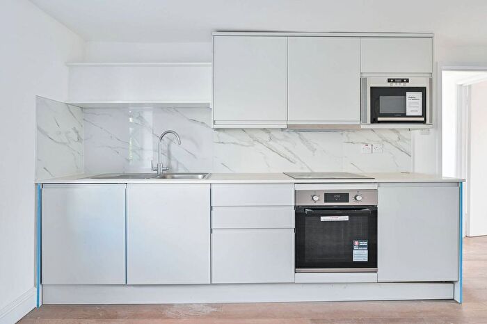 2 Bedroom Flat To Rent In Edgeley Lane, Clapham High Street, London, SW4