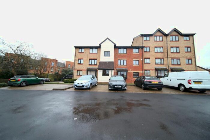 1 Bedroom Flat To Rent In Magpie Close, Enfield, EN1