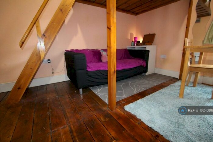 Studio To Rent In Mountfield Road, London, N3