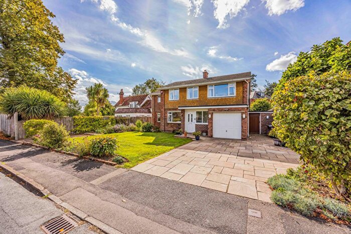 4 Bedroom Detached House For Sale In Lindens Close, Emsworth, PO10