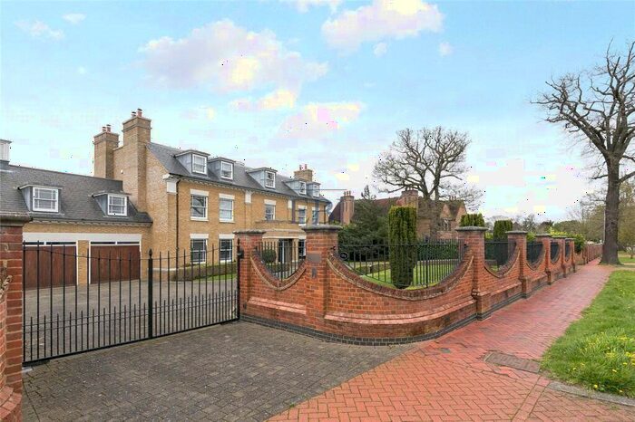 6 Bedroom Detached House To Rent In Broad Walk, Southgate, N21