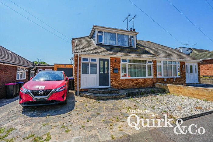 4 Bedroom Chalet For Sale In Wren Close, Leigh-on-sea, SS9