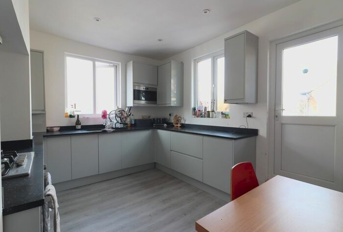 2 Bedroom Flat To Rent In Portland Road, London, SE25