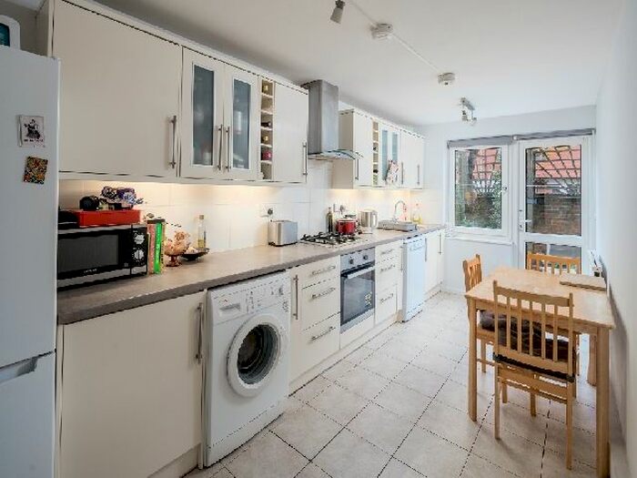 3 Bedroom Maisonette To Rent In Cowdenbeath Path, King's Cross, N1