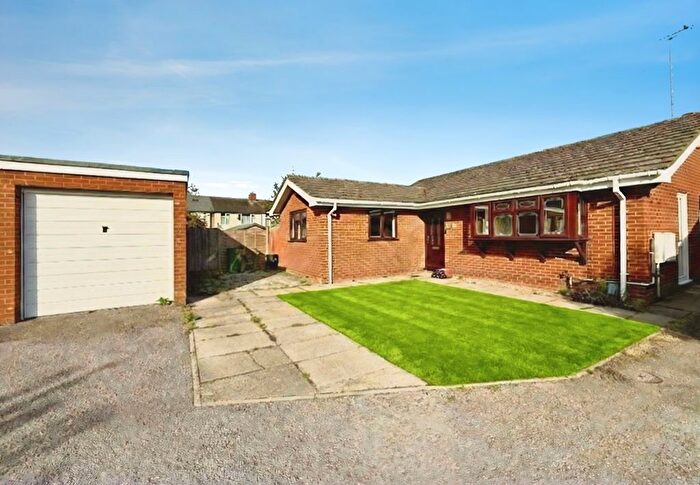 3 Bedroom Bungalow For Sale In Almond Close, Luton, Bedfordshire, LU3