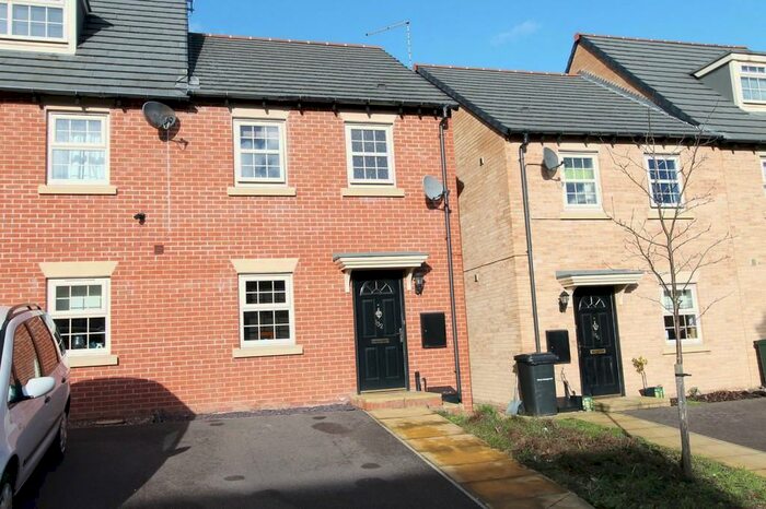 3 Bedroom Town House To Rent In Barnsbridge Grove, Barnsley, S70
