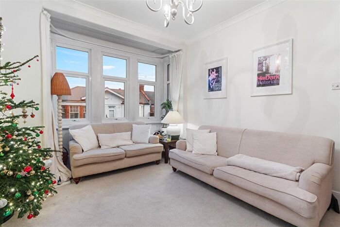 2 Bedroom Flat To Rent In Dumbarton Road, London, SW2