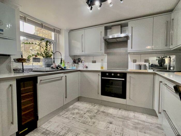 2 Bedroom Flat To Rent In Garden Apartment With Parking, PO33